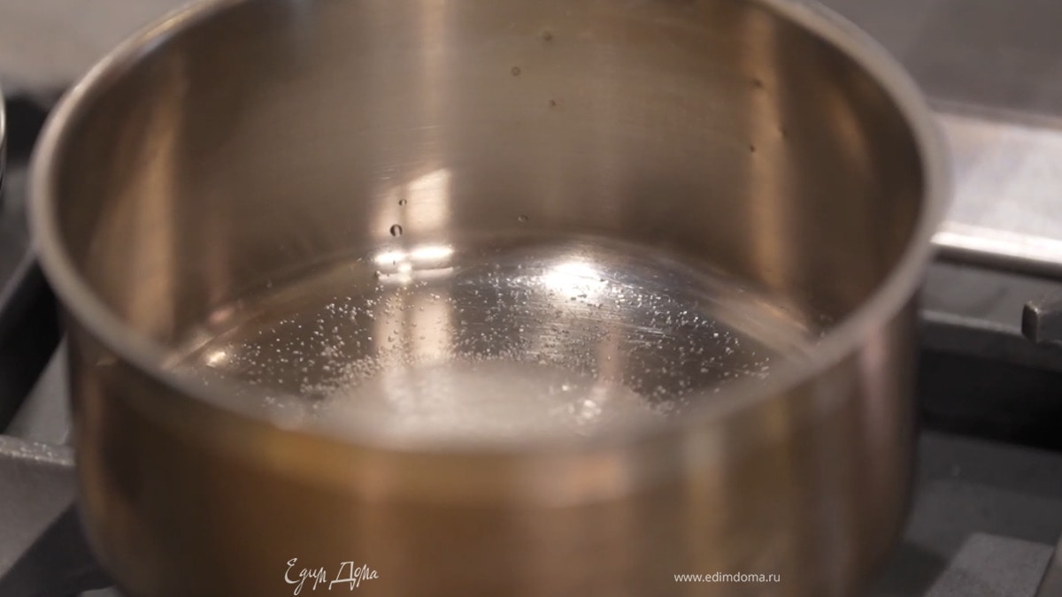 Рисовый уксус влить в небольшой ковшик, добавить сахар и соль и прогревать до растворения сахара.