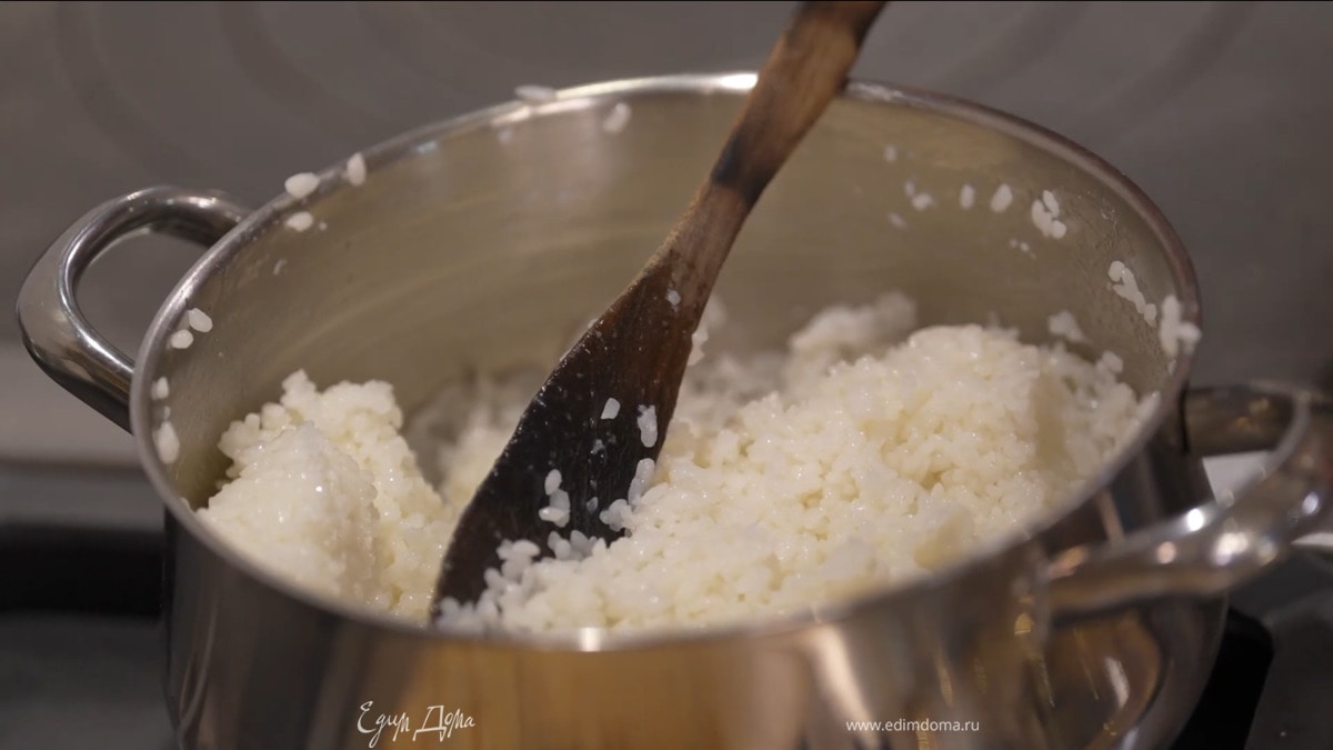 В готовый рис влить уксус с сахаром и перемешать.