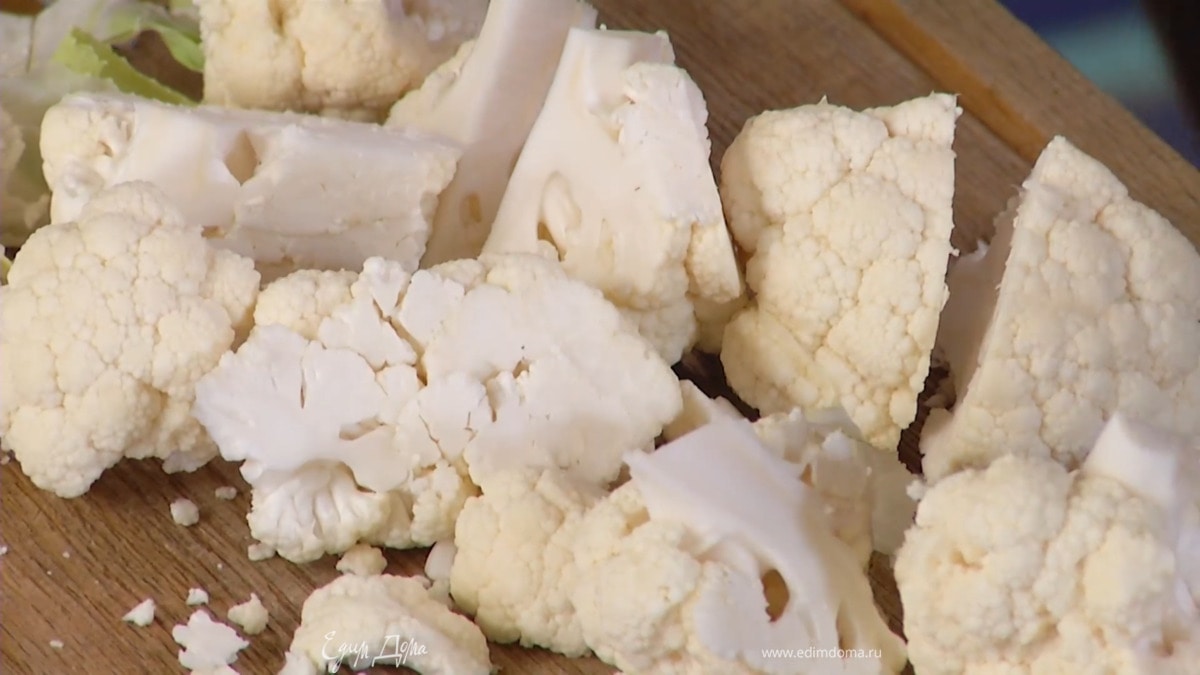 У цветной капусты срезать грубые стебли.