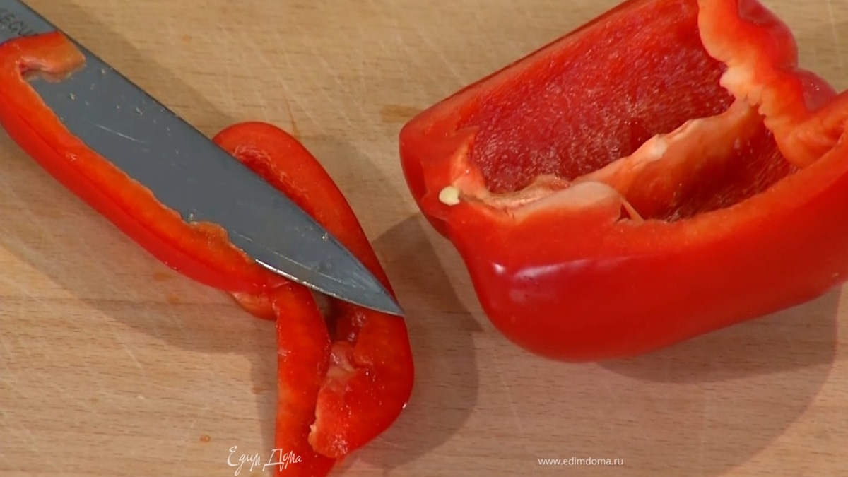 Сладкий перец, удалив плодоножку с семенами, крупно нарезать.