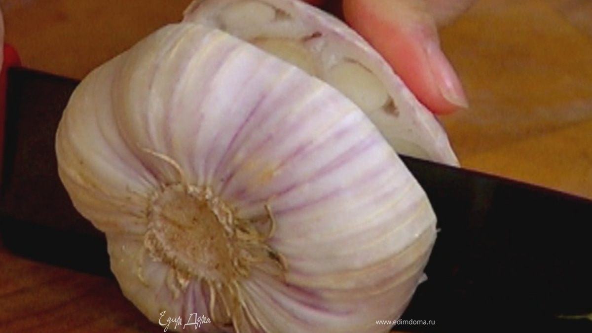Головку чеснока разрезать поперек пополам.