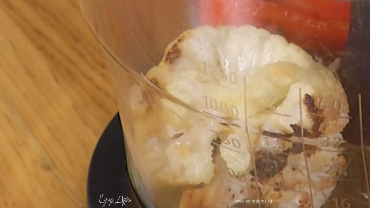 Запекать в разогретой духовке до готовности, затем мякоть чеснока вынуть из кожуры.