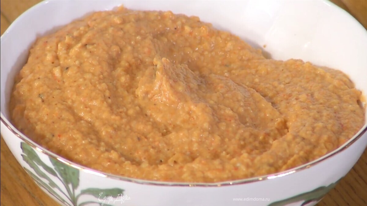 Запеченные овощи выложить в блендер, влить выделившуюся при запекании жидкость, половину лимонного сока, добавить кайенский перец, тахини и все взбить, затем влить оставшееся оливковое масло и лимонный сок, посолить и взбить еще немного.