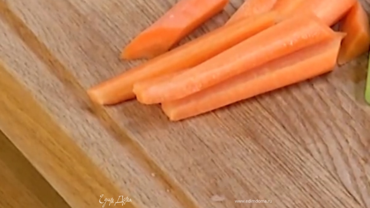 Морковь почистить и нарезать соломкой.