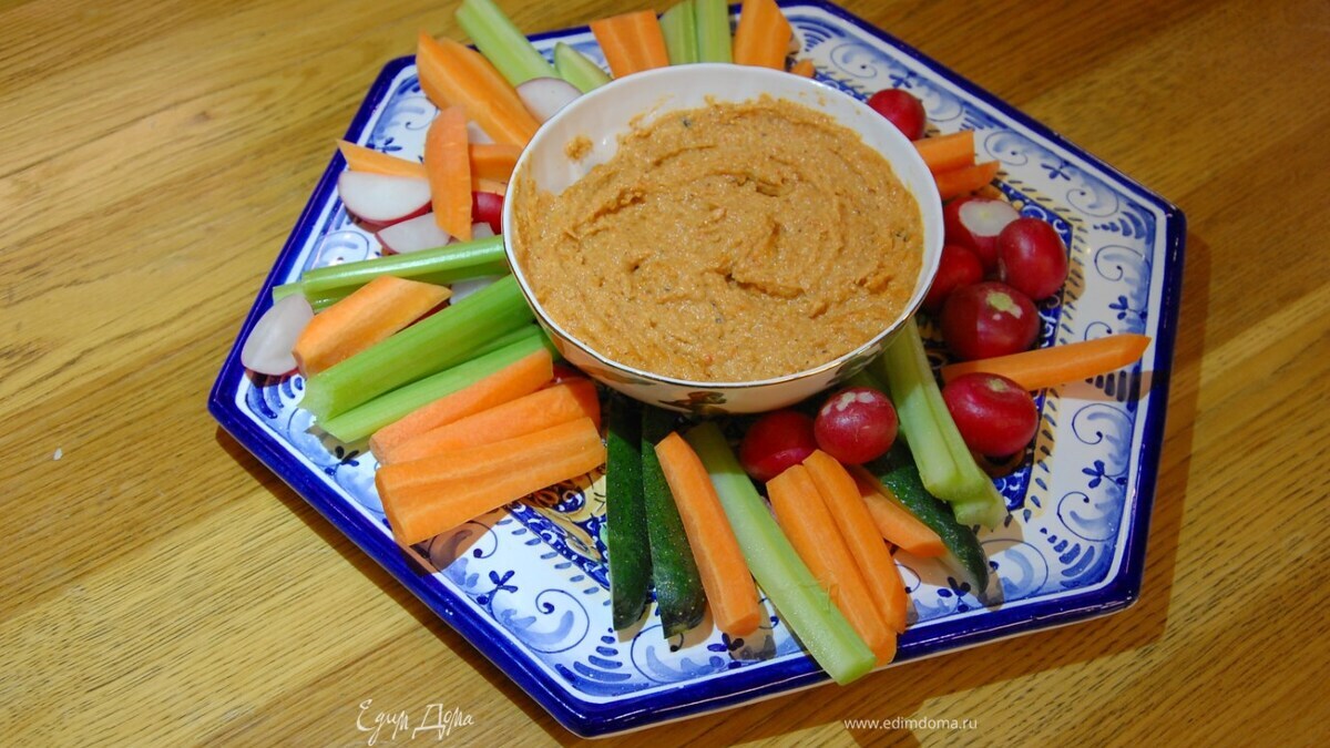 Все овощи выложить в круг на большой тарелке, в центр поставить пиалу с дипом.