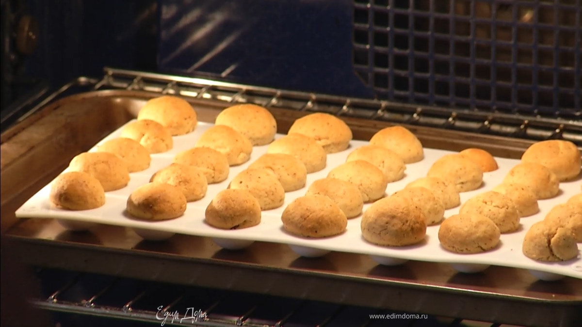 Выпекать в разогретой духовке 8–12 минут.