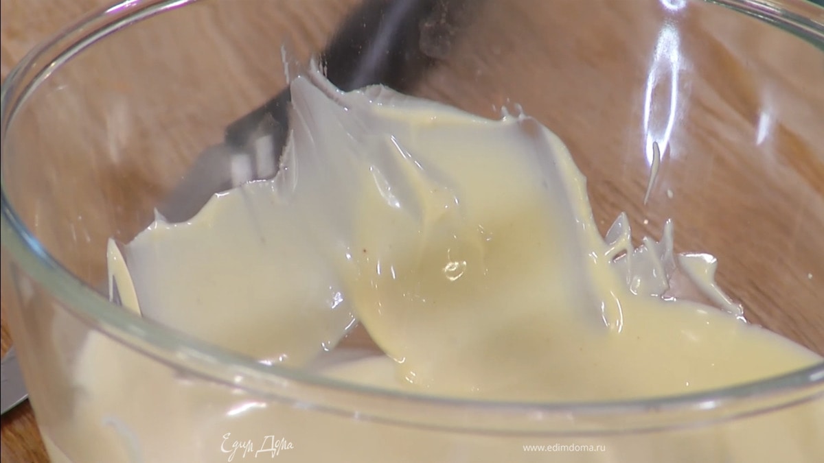 Белый шоколад растопить на водяной бане.