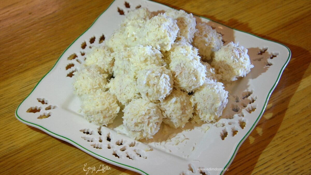 Готовое печенье выложить в растопленный шоколад, затем обвалять в кокосовой стружке.<br />
 