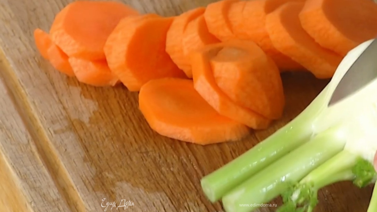 Морковь почистить и нарезать кружками.