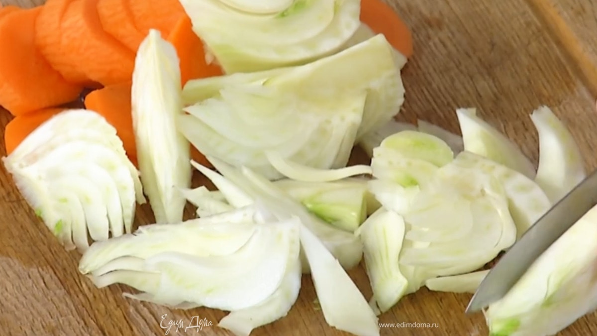 Фенхель нарезать дольками.