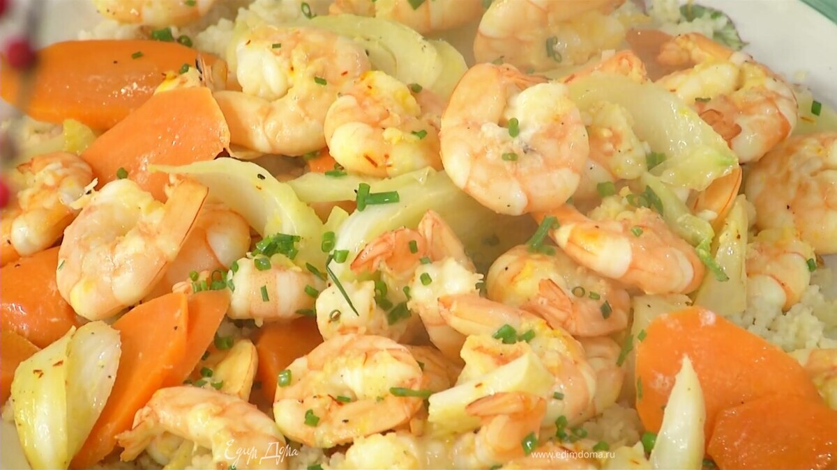 Шнитт-лук мелко порубить и половину добавить к овощам с креветками.