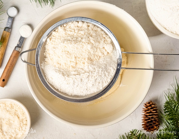 Всыпьте в тесто миндальную муку, пшеничную муку и разрыхлитель с щепоткой соли. Вымесите мягкое, слегка липкое тесто.