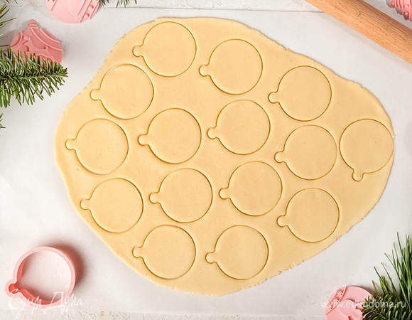 Раскатайте тесто в пласт толщиной 4 мм. Вырежьте круги диаметром 5 см.