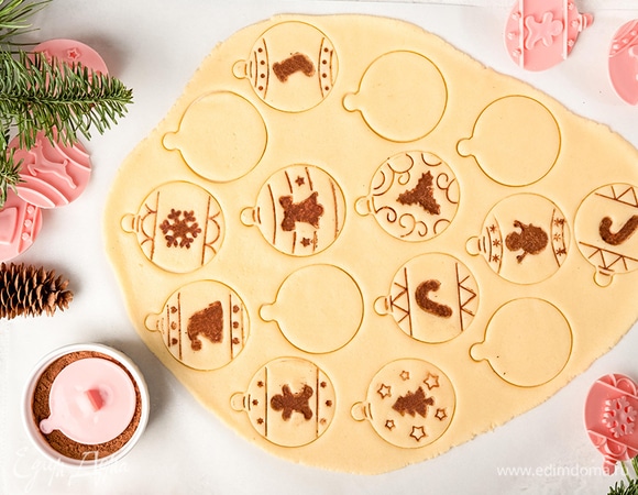 Положите штампы в какао-порошок. Сделайте оттиски на печенье.