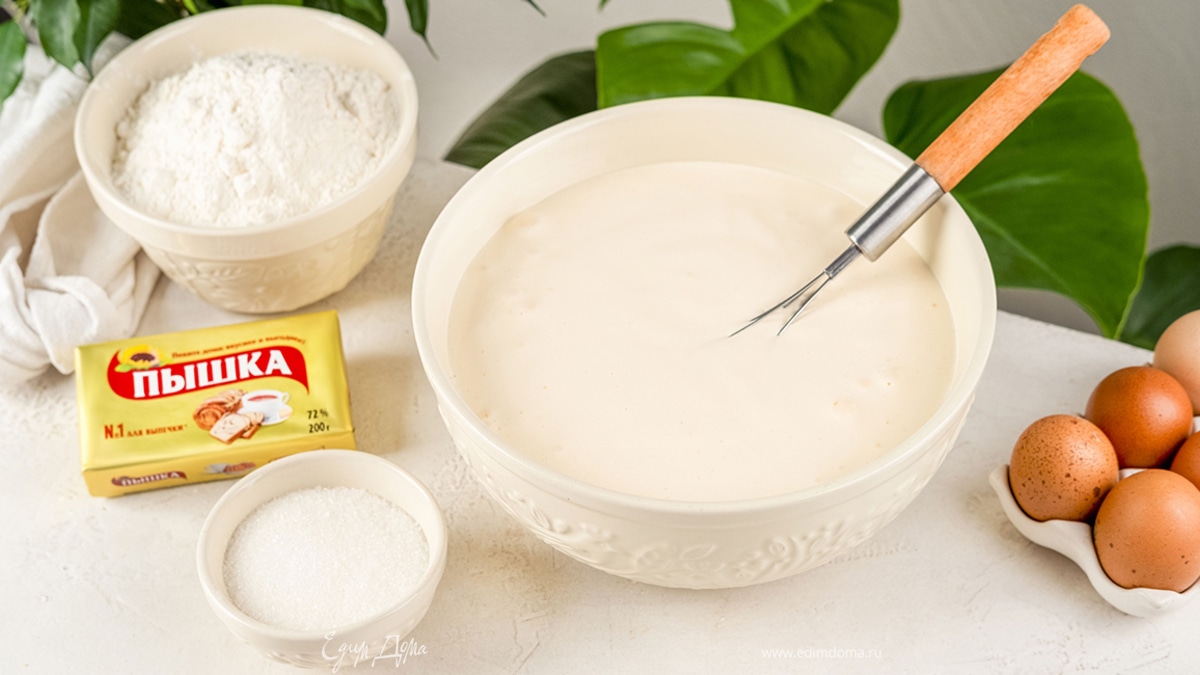 Взбейте яйца с сахаром на высоких оборотах миксера 10 минут.