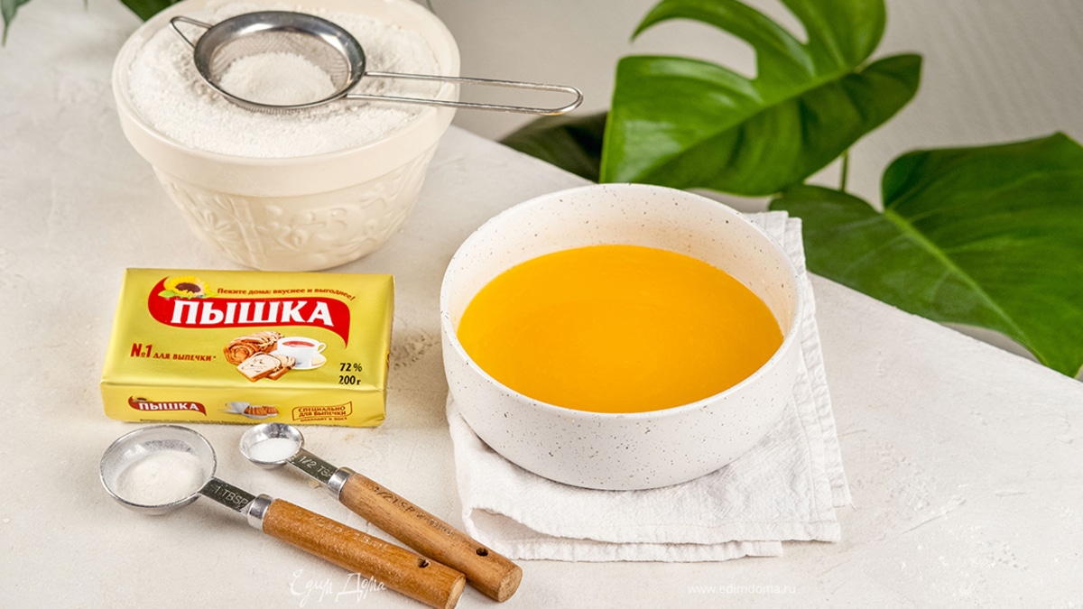 Растопите маргарин «Пышка» и в остывший всыпьте 200 г муки.