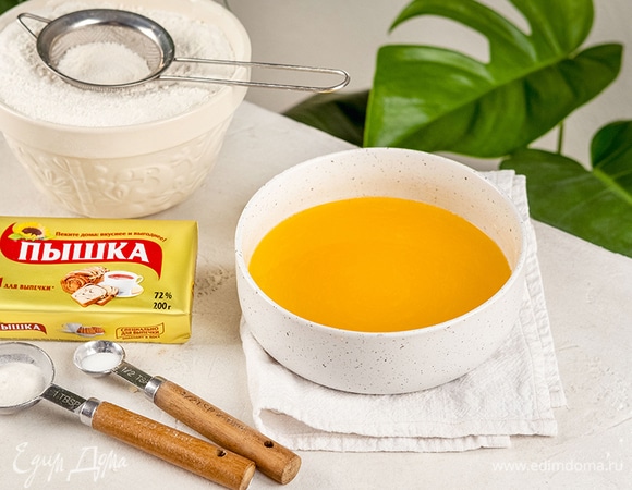 Растопите маргарин «Пышка» и в остывший всыпьте 200 г муки.