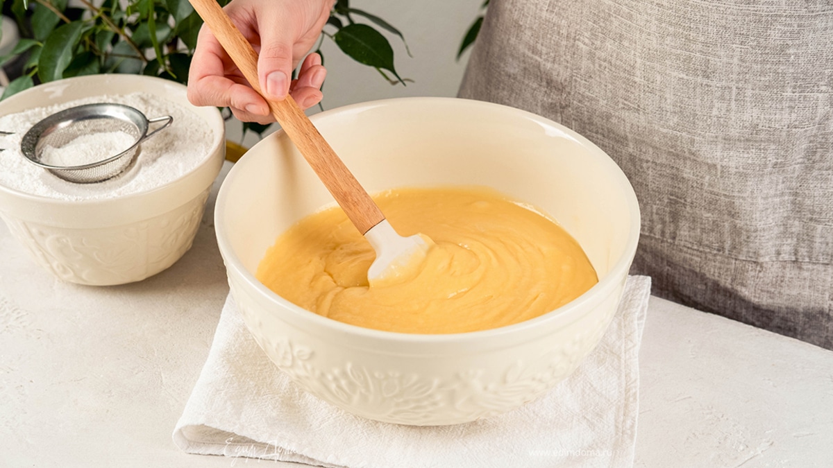 Постепенно добавьте взбитые яйца и оставшуюся муку. Всыпьте разрыхлитель и щепотку соли. Перемешайте до однородности. Выпекайте 30–40 минут при 180°С.