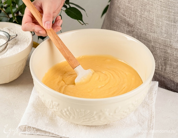 Постепенно добавьте взбитые яйца и оставшуюся муку. Всыпьте разрыхлитель и щепотку соли. Перемешайте до однородности. Выпекайте 30–40 минут при 180°С.