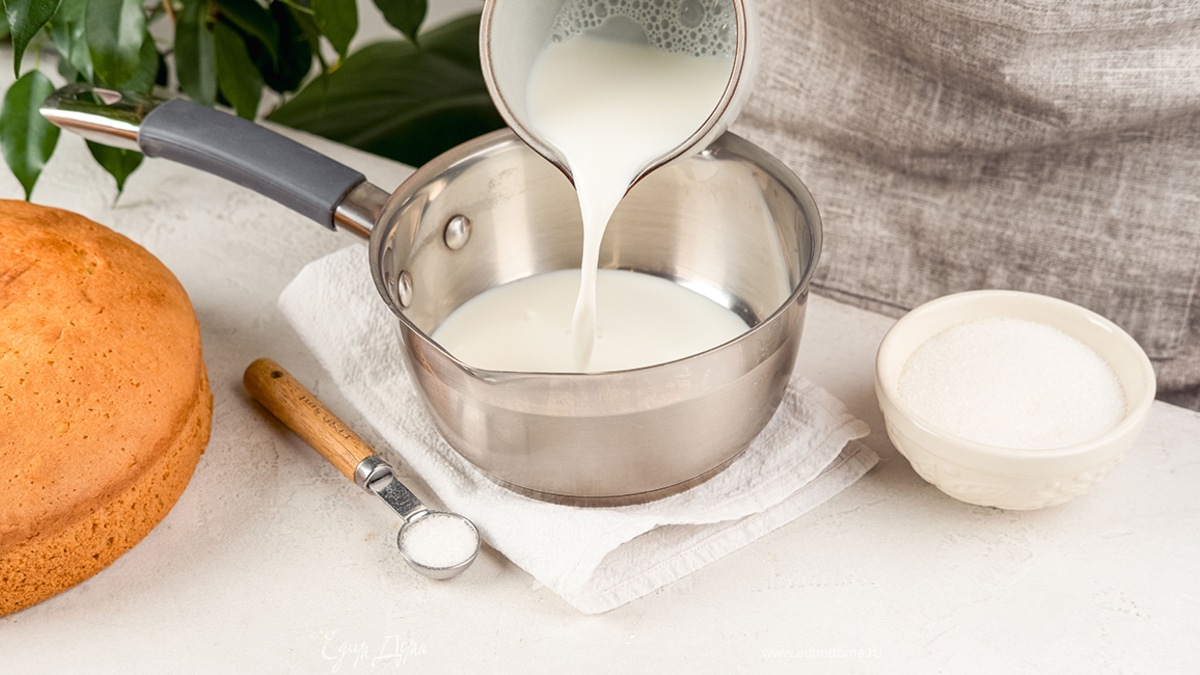 Для пропитки прогрейте молоко с сахаром, но не кипятите.