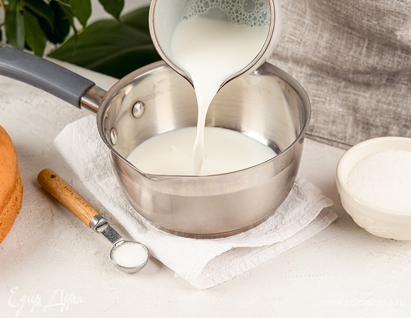 Для пропитки прогрейте молоко с сахаром, но не кипятите.