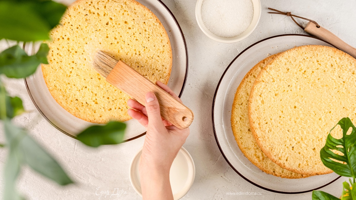 Разрежьте остывший бисквит на четыре части. Пропитайте его.