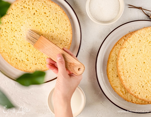 Разрежьте остывший бисквит на четыре части. Пропитайте его.