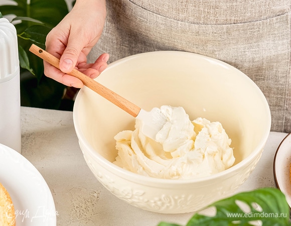 Для крема взбейте кокосовые сливки с сахаром до жестких пиков. Соедините их со взбитыми сливками.