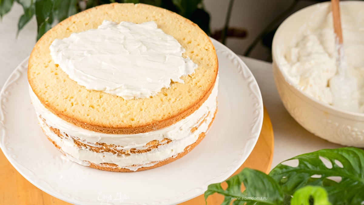 Соберите торт: положите один бисквит и промажьте его кремом, повторите со всеми слоями.