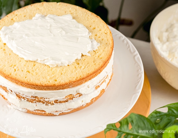 Соберите торт: положите один бисквит и промажьте его кремом, повторите со всеми слоями.