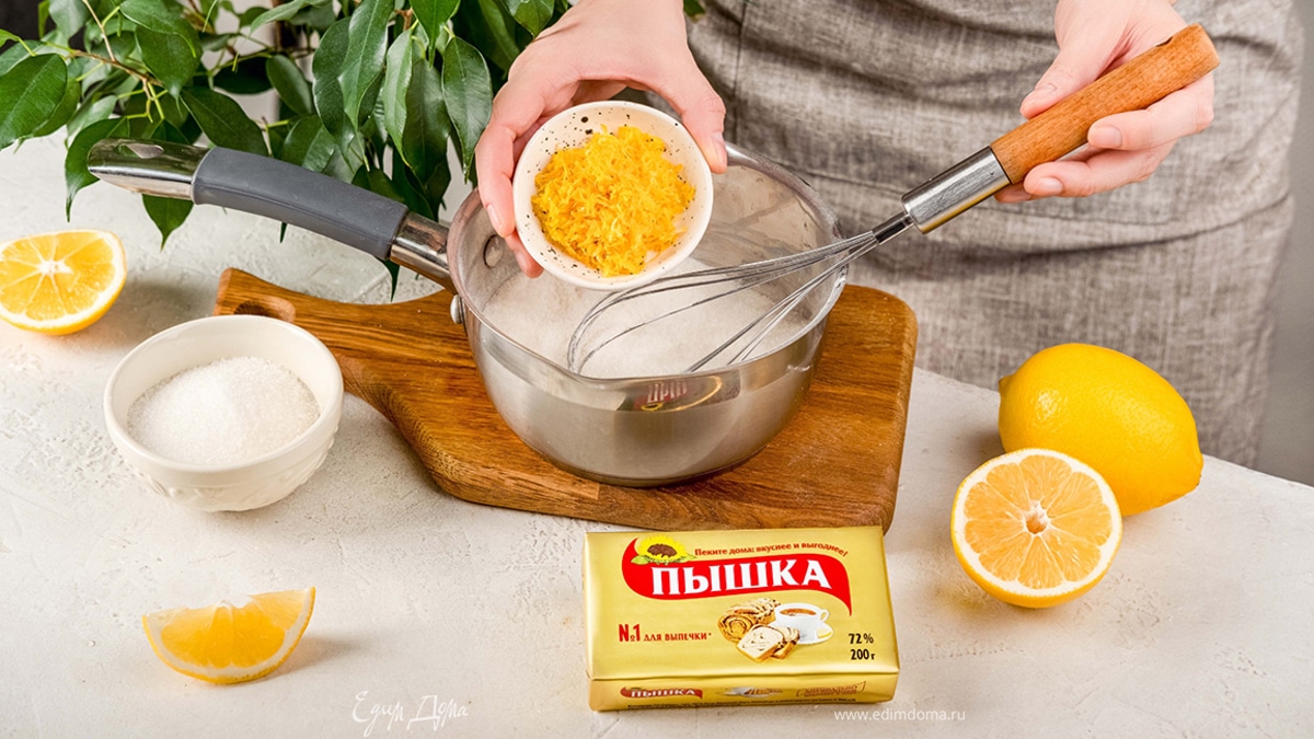 Для лимонного крема мелко натрите цедру лимонов, выжмите сок. Смешайте сахар с крахмалом и цедрой, добавьте яйца, перемешайте венчиком. Влейте лимонный сок.