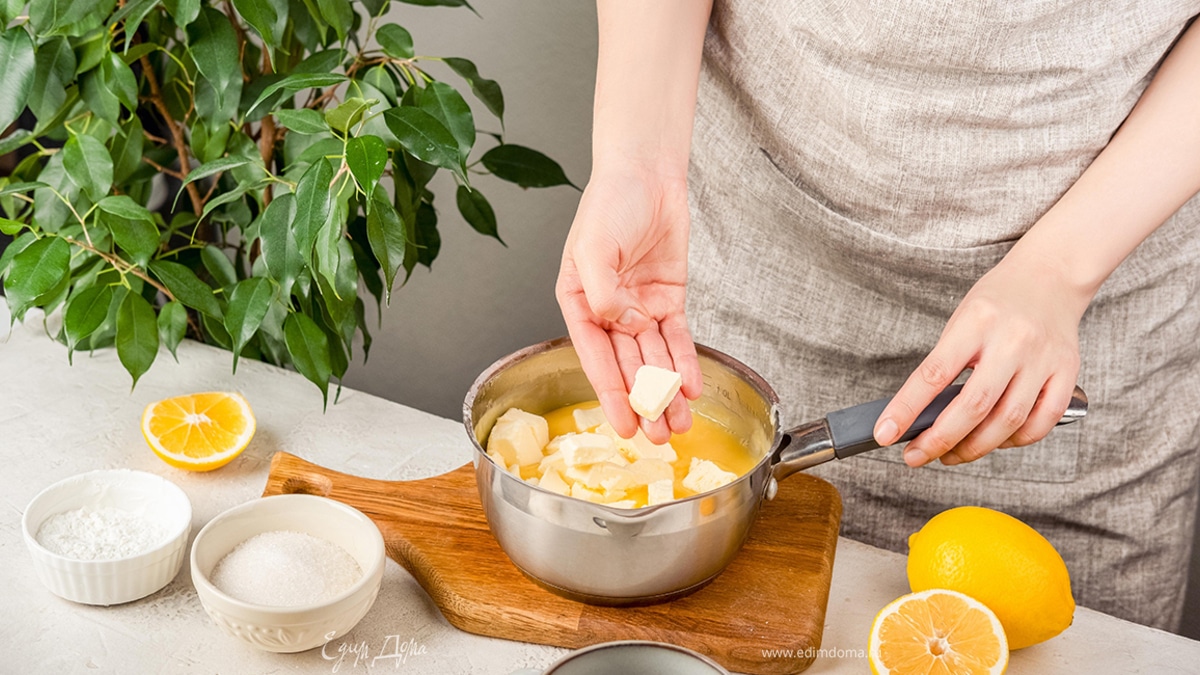 Поставьте смесь на средний огонь и, постоянно помешивая, доведите до загустения и первых пузырьков, но долго не кипятите. Снимите с огня, добавьте холодное сливочное масло, взбейте блендером.