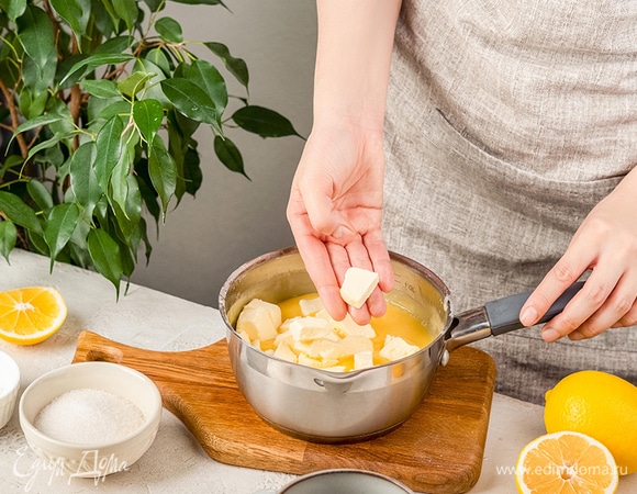 Поставьте смесь на средний огонь и, постоянно помешивая, доведите до загустения и первых пузырьков, но долго не кипятите. Снимите с огня, добавьте холодное сливочное масло, взбейте блендером.