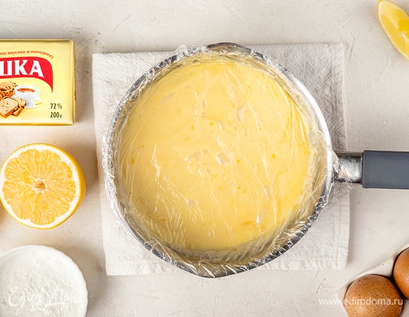 Процедите через мелкое сито для идеальной текстуры. Накройте пленкой, полностью остудите.