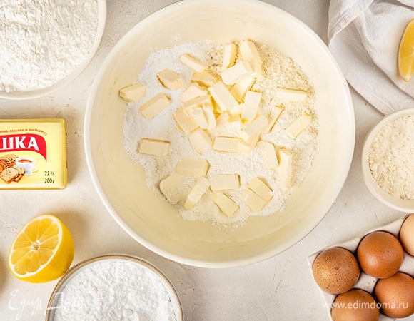 Добавьте нарезанный кубиками маргарин «Пышка». Порубите в крошку. Добавьте яйцо и 2 ст. л. воды, вымесите до однородности.