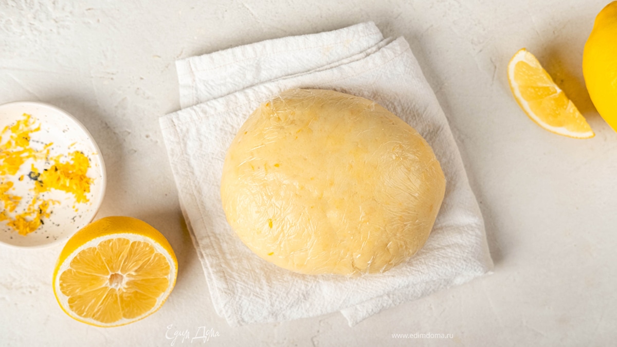 Заверните тесто в пленку и уберите на 1 час в холодильник. Формочки смажьте маслом.