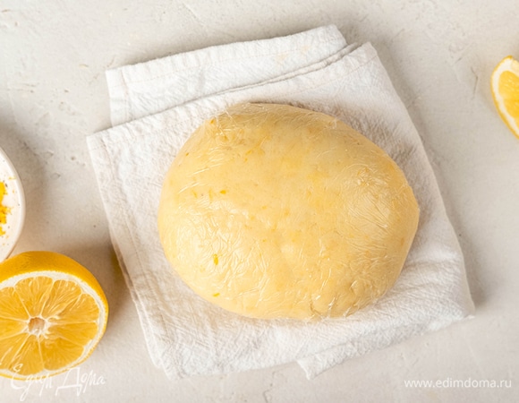 Заверните тесто в пленку и уберите на 1 час в холодильник. Формочки смажьте маслом.