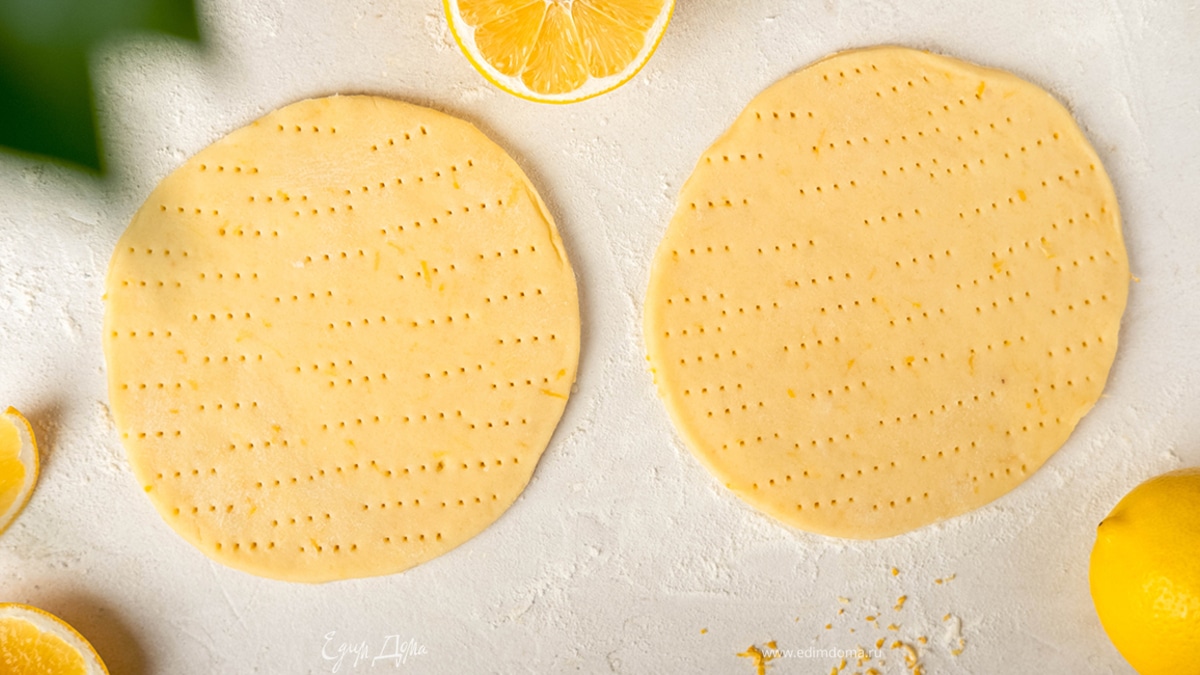 Раскатайте тесто в пласт толщиной 3 мм. Вырежьте кружочки диаметром 11–12 см. Наколите поверхность теста и уберите его в холодильник на 30 минут.