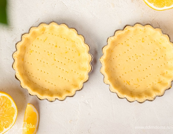 Переложите тесто в формочки. Выпекайте 20 минут при температуре 175°С.