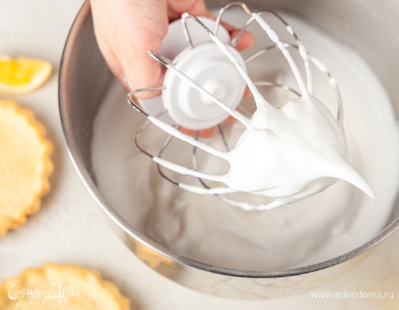 Для меренги взбейте белки миксером до мягких пиков. Понемногу всыпьте сахарную пудру, не прекращая взбивать до устойчивой пены.