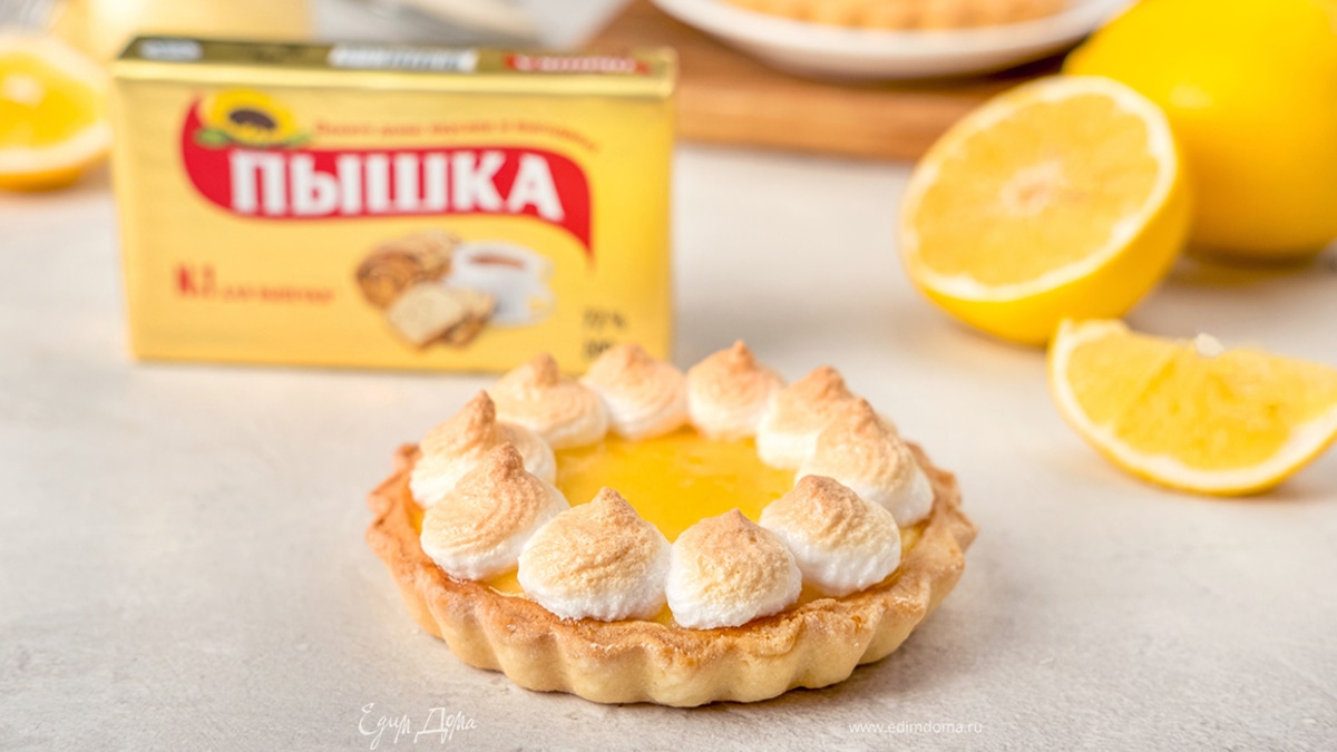 В тарталетки выложите лимонный курд, затем меренгу. Посыпьте сахарной пудрой и поставьте в духовку на 10 минут при температуре 175°С.