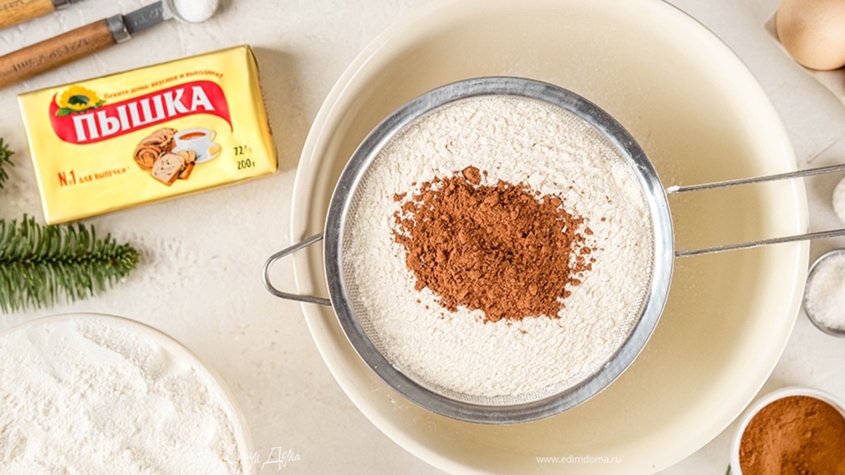 Просейте муку. Всыпьте к ней какао, разрыхлитель, соду и соль и перемешайте.