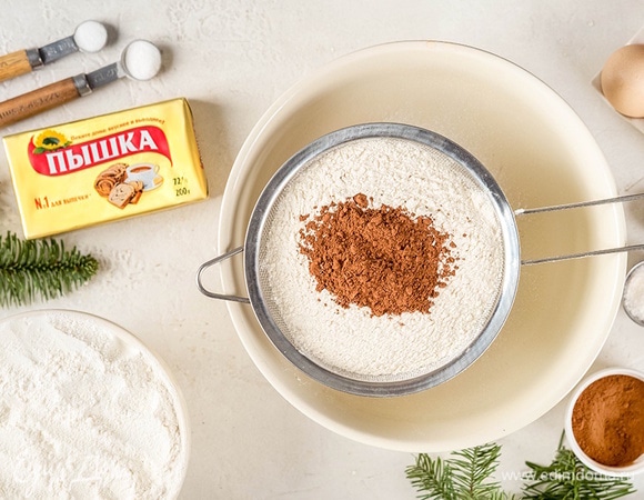 Просейте муку. Всыпьте к ней какао, разрыхлитель, соду и соль и перемешайте.