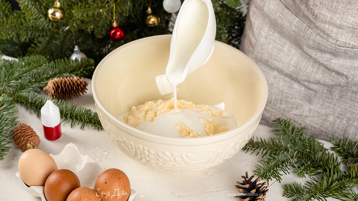 К сахарной смеси вбейте яйца по одному, не прекращая взбивать. Влейте растительное масло и снова взбейте массу на небольшой скорости миксера. Добавьте кефир и перемешайте.