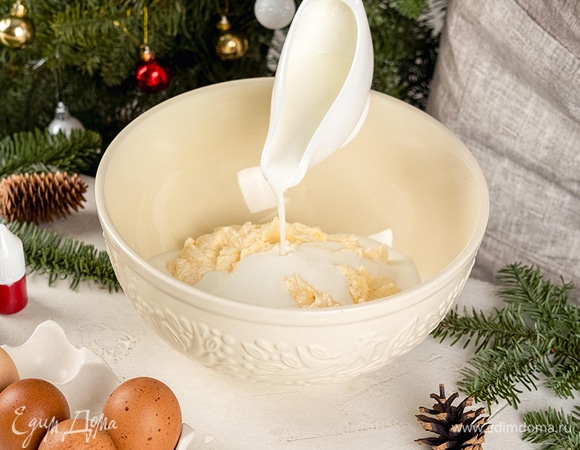 К сахарной смеси вбейте яйца по одному, не прекращая взбивать. Влейте растительное масло и снова взбейте массу на небольшой скорости миксера. Добавьте кефир и перемешайте.