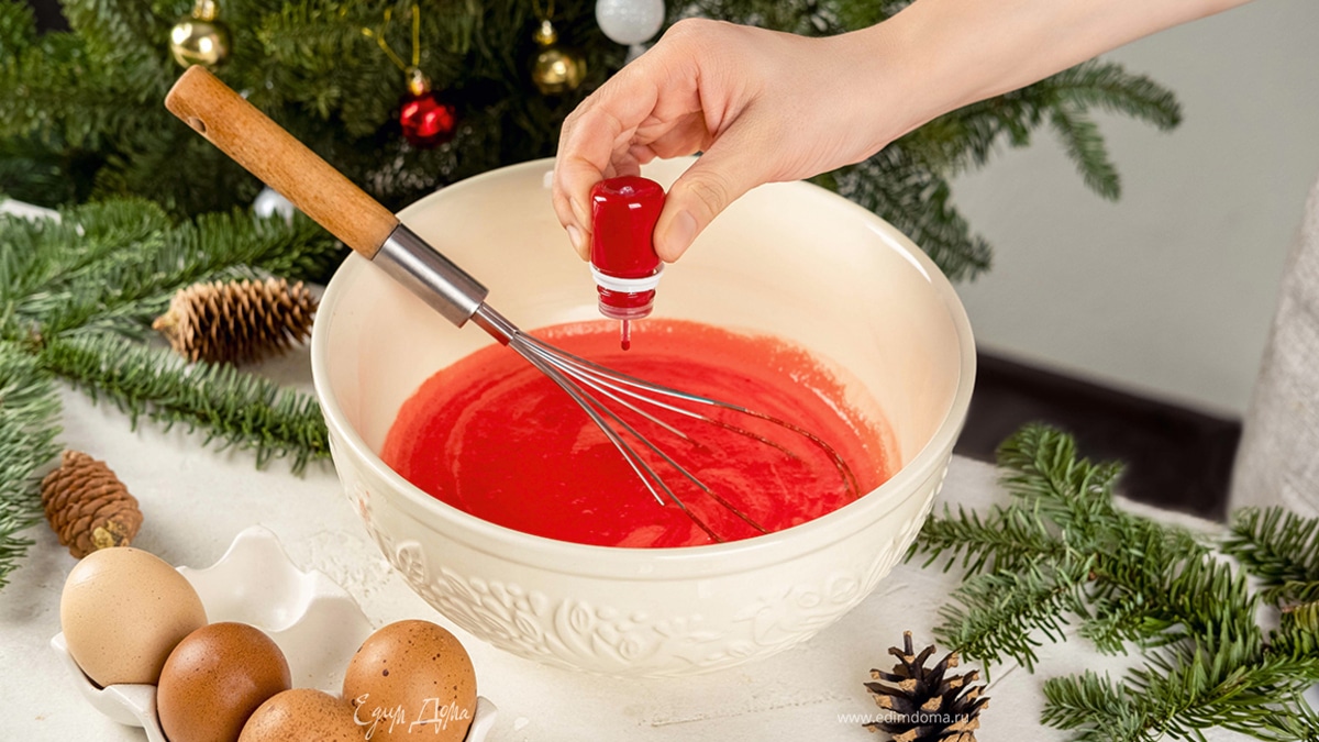 Добавьте пищевой краситель и перемешайте до равномерного окрашивания.