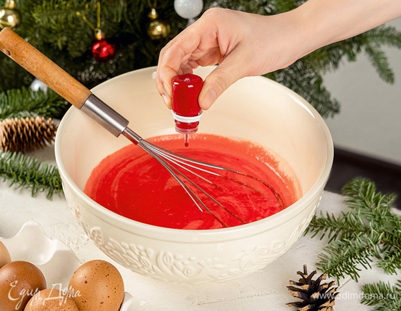 Добавьте пищевой краситель и перемешайте до равномерного окрашивания.