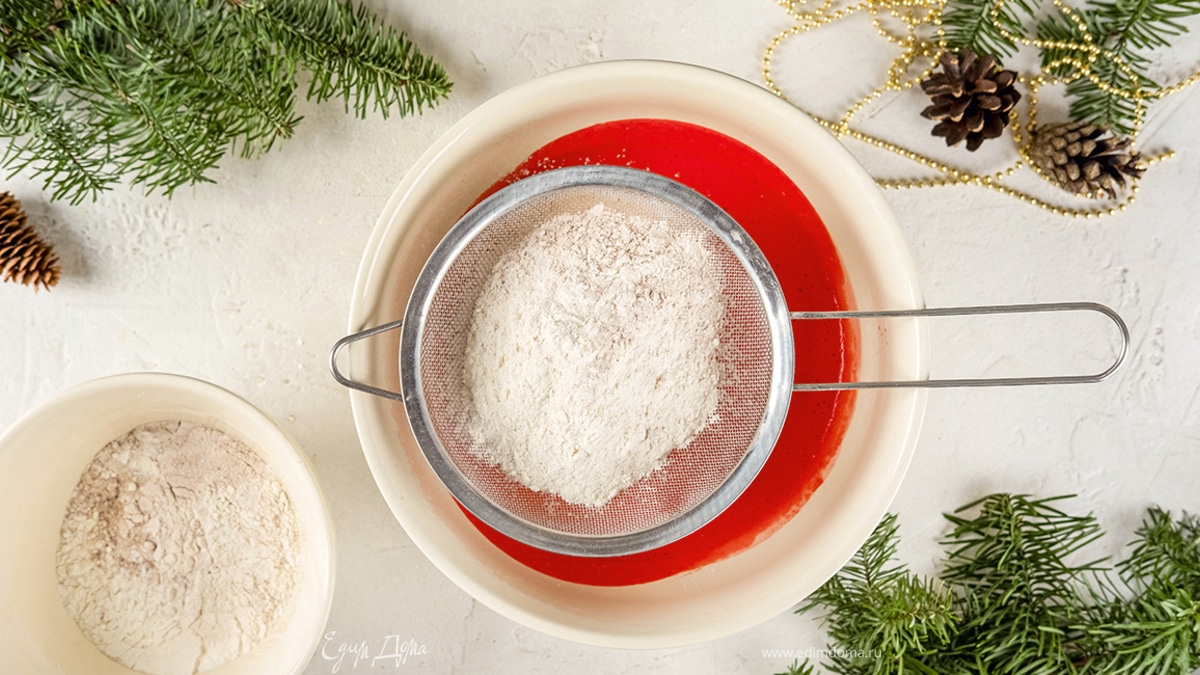 В красную основу всыпьте смесь сухих ингредиентов. Перемешайте тесто до гладкости миксером.