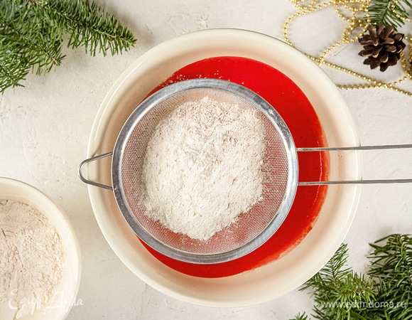 В красную основу всыпьте смесь сухих ингредиентов. Перемешайте тесто до гладкости миксером.