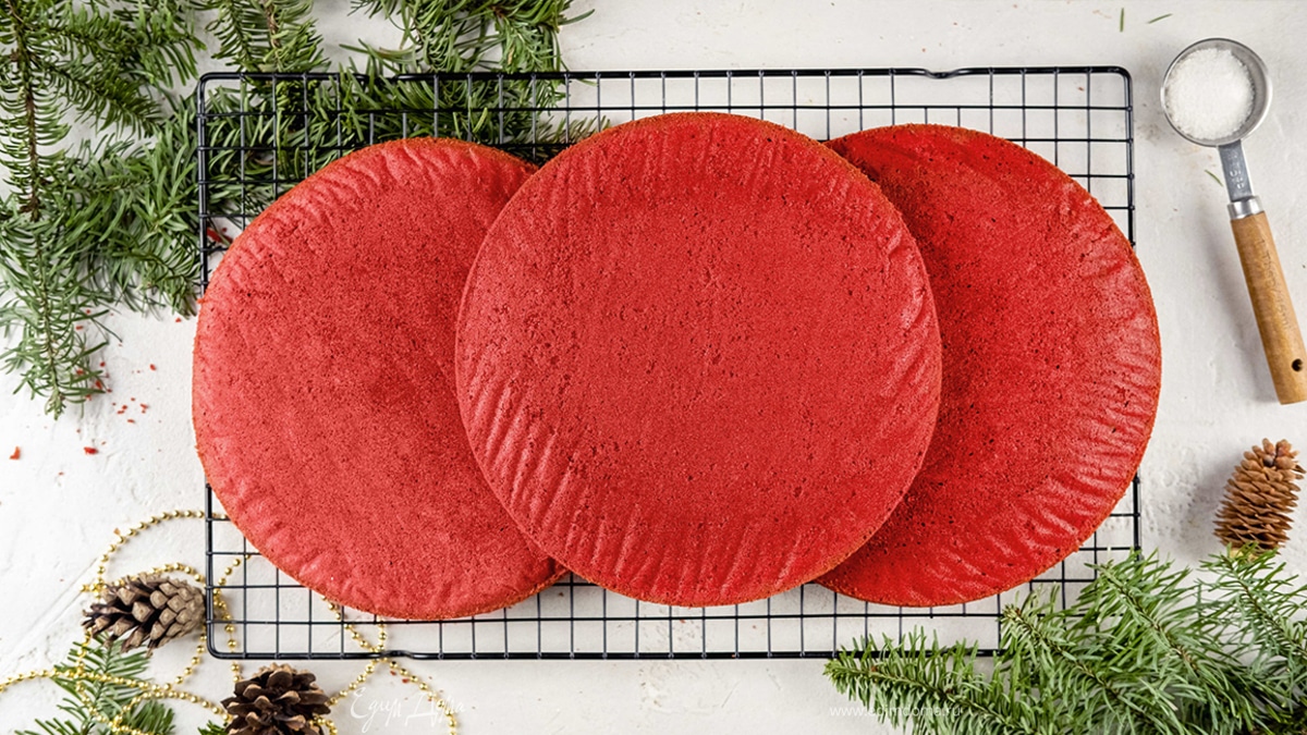 Влейте ⅓ теста в форму. Выпекайте при температуре 175°C 25 минут. Аналогично испеките еще два коржа.